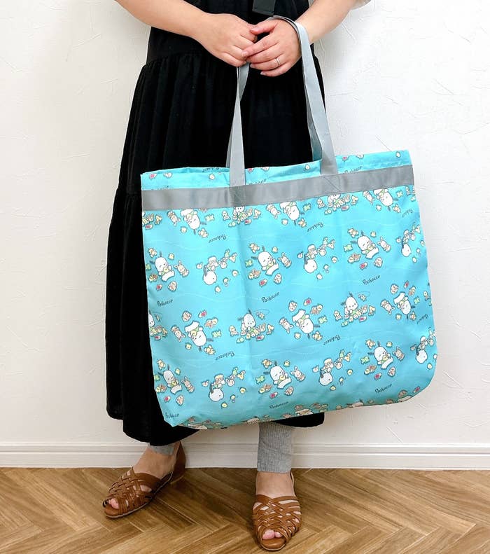 しまむらのおすすめサンリオグッズ「折り畳みレジャーバッグ(ポチャッコ)」