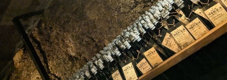 多くの日本酒のボトルが洞窟のような場所に陳列されている。