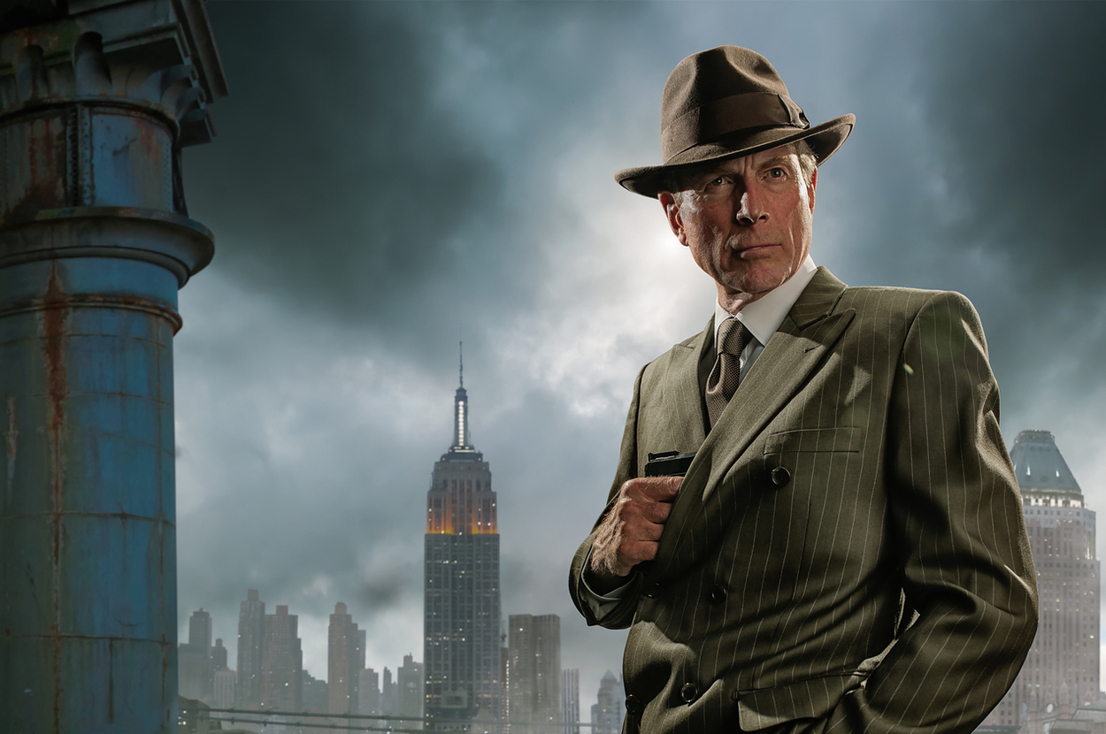 ロンドンをバックに佇むスーツの男