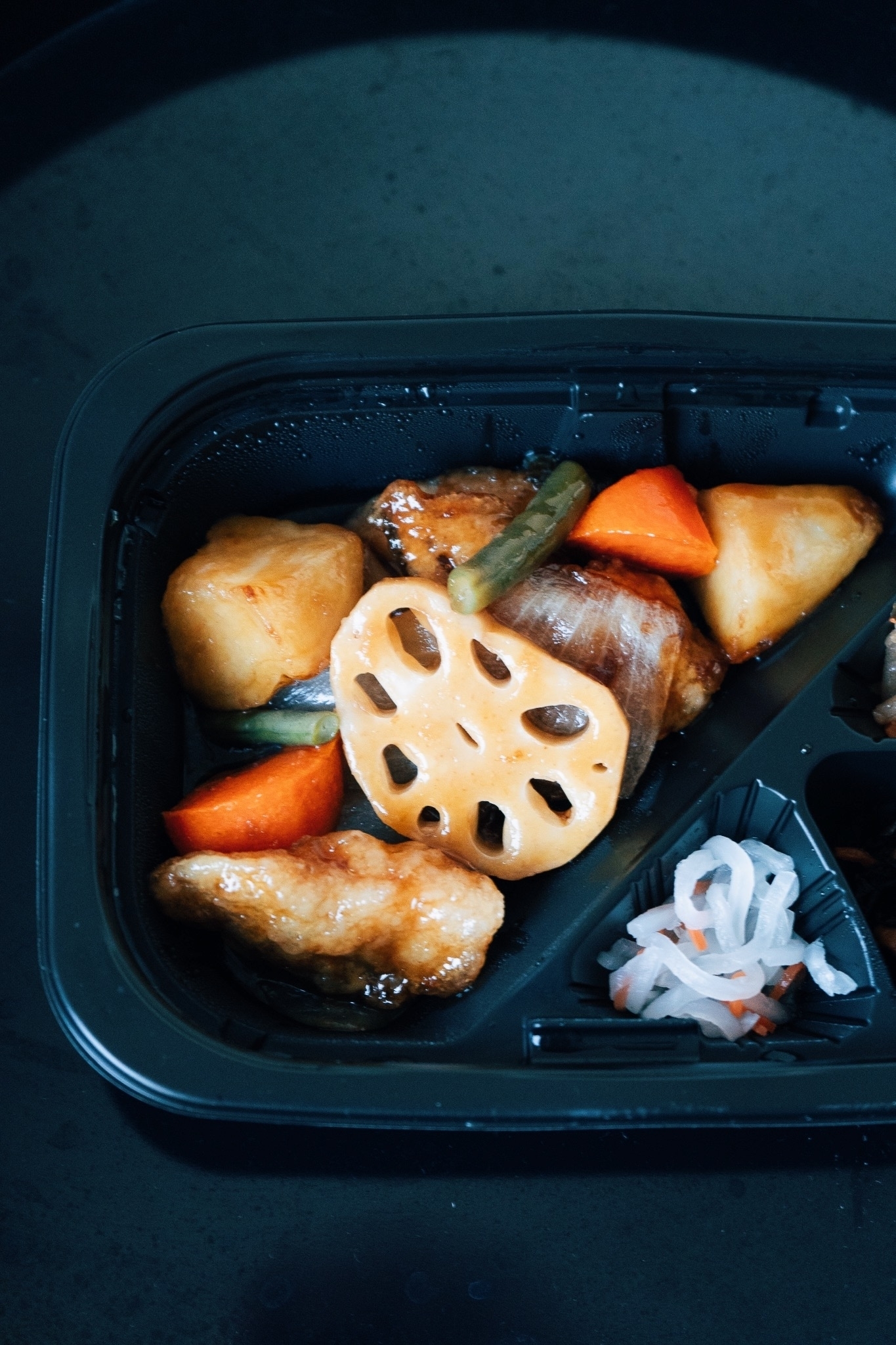 大戸屋のおすすめメニュー「すけそう鱈と野菜の黒酢あん弁当」