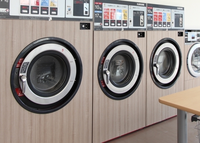 コインランドリーの洗濯機が並んでいる。