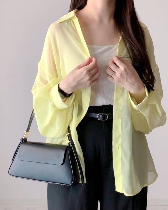 しまむらのおすすめファッションアイテム「シアーオーバーシャツ」