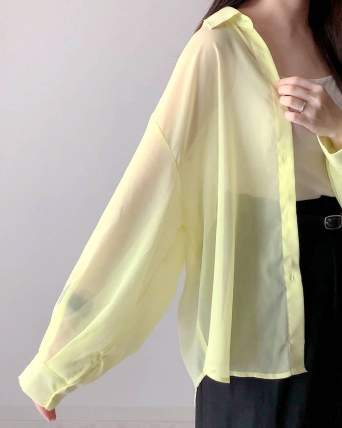 しまむらのおすすめファッションアイテム「シアーオーバーシャツ」