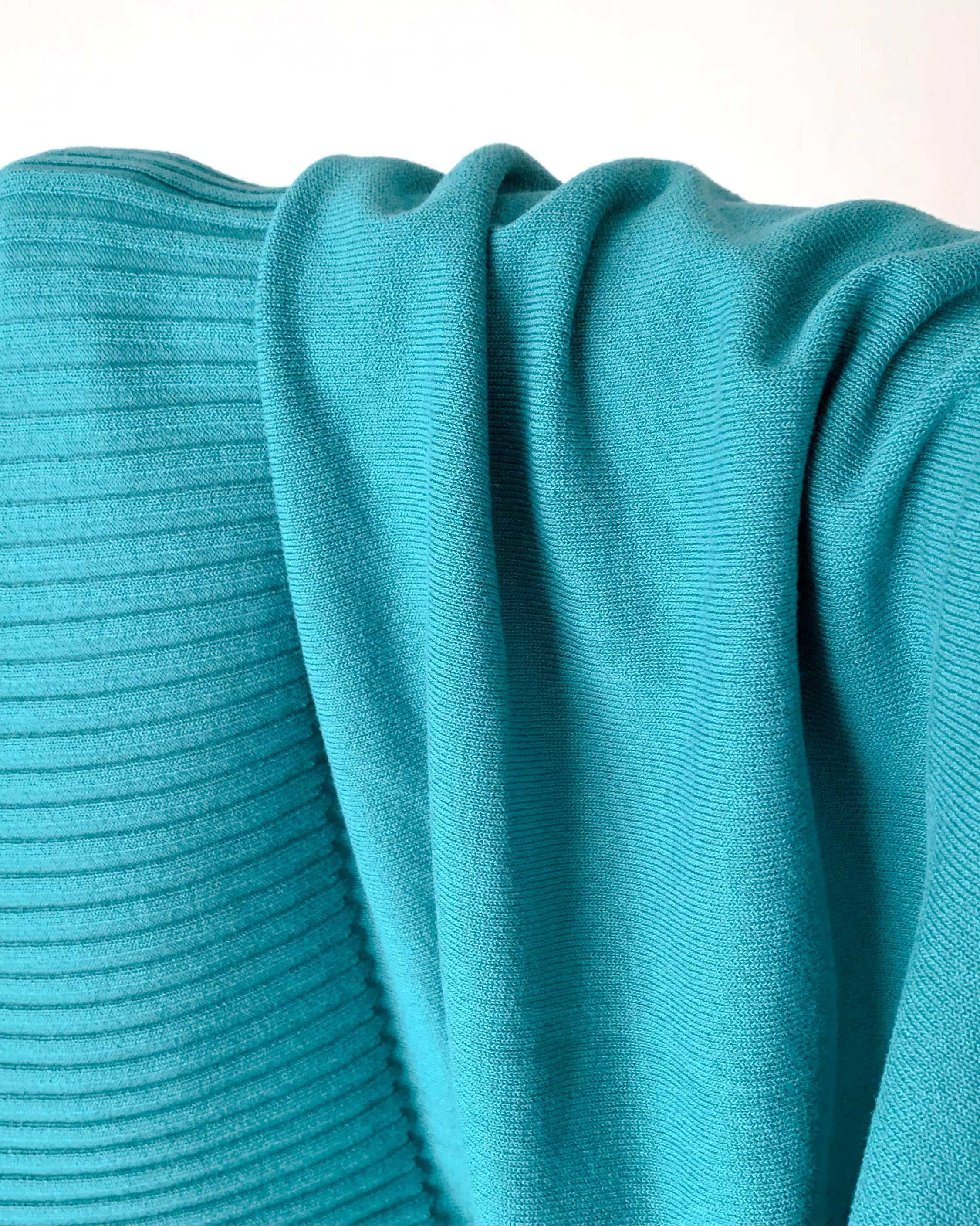 GU(ジーユー)のおすすめファッションアイテム「バックボタンセーター(半袖)Z+E」