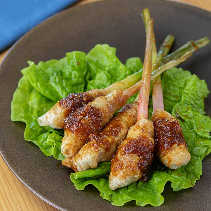 レタスの葉の上に盛りつけられた葉しょうがの肉巻き