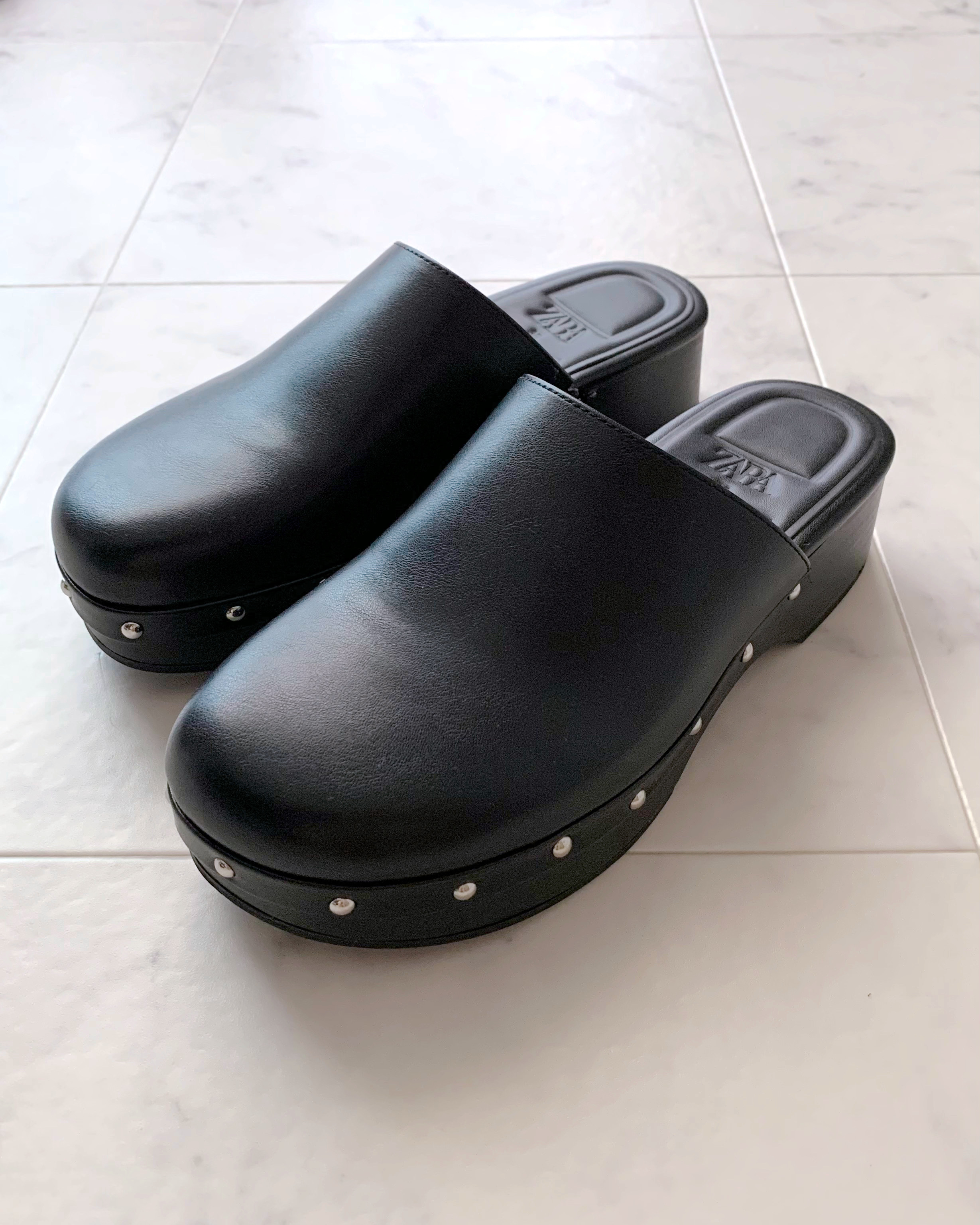 ZARA（ザラ）のおすすめファッションアイテム「スタッズクロッグサンダル」