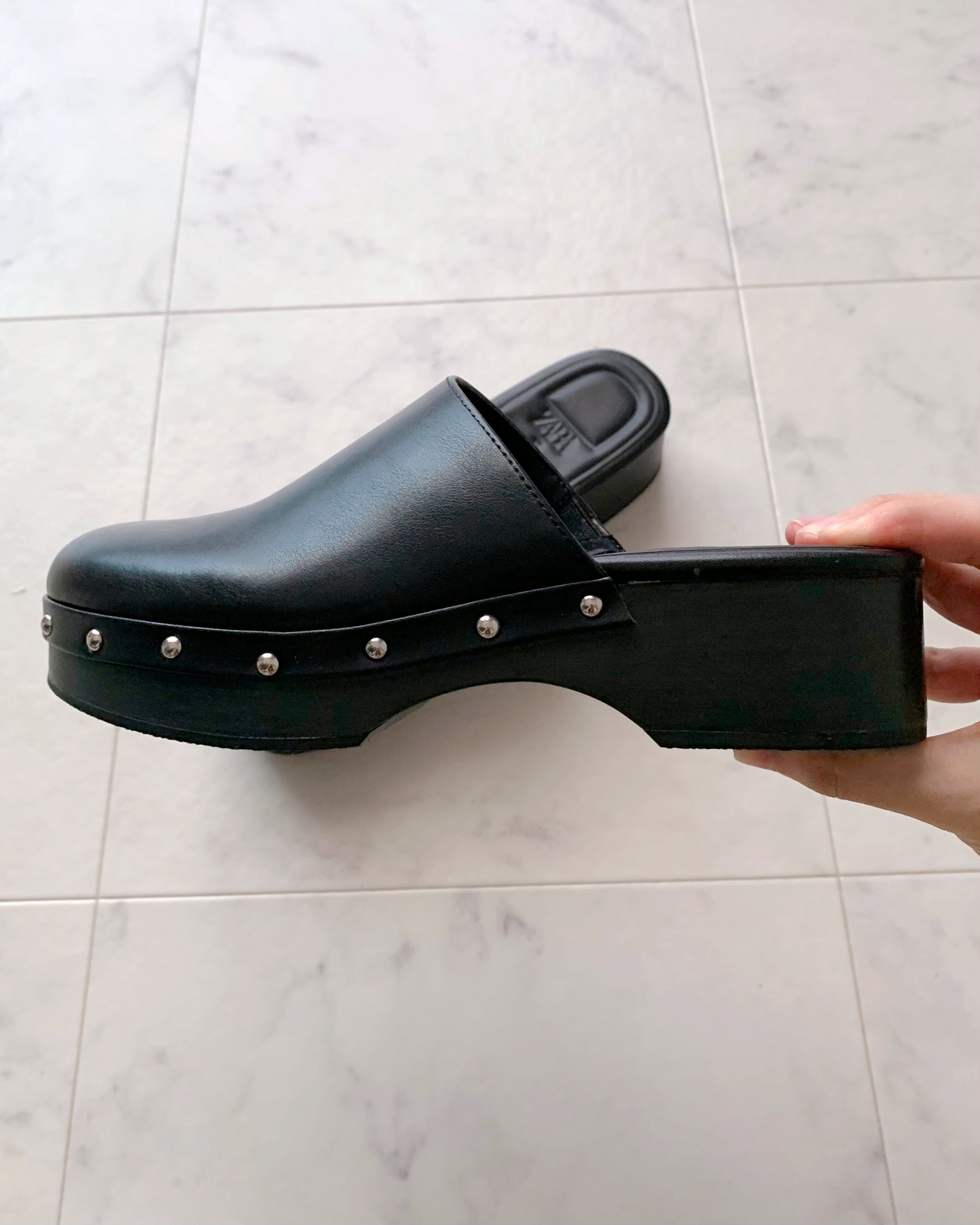 ZARA ブラック クロッグサンダル ZARA ラバークロッグサンダル - メルカリ