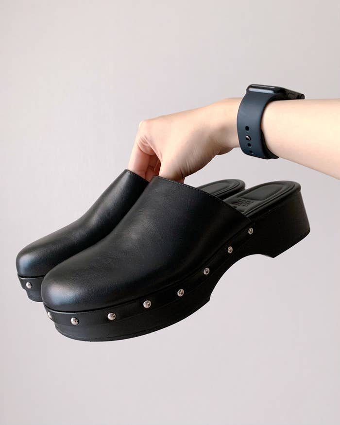 ZARA（ザラ）のおすすめファッションアイテム「スタッズクロッグサンダル」