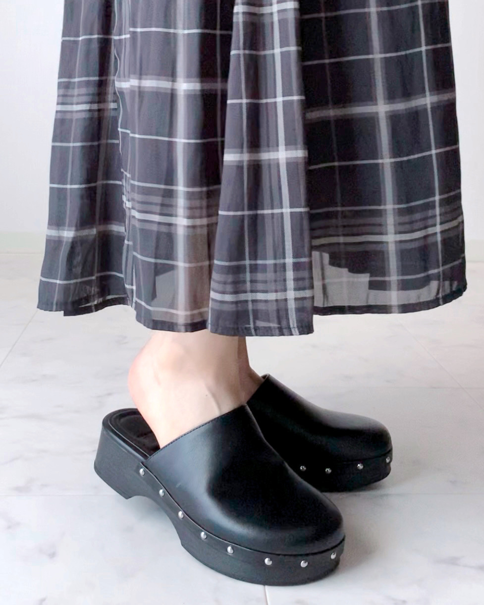 ZARA（ザラ）のおすすめファッションアイテム「スタッズクロッグサンダル」