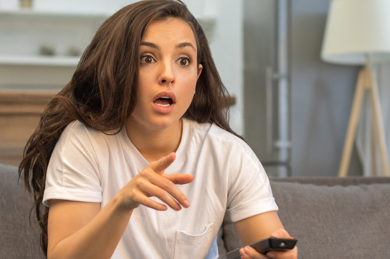 映画を見ながらビックリする女性