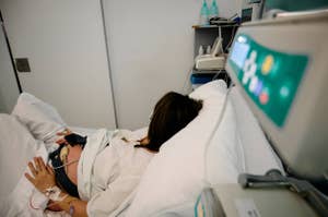 病院のベッドに横たわる人と医療機器。