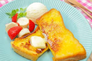 フレンチトーストとアイスクリーム、イチゴが添えられた朝食用皿