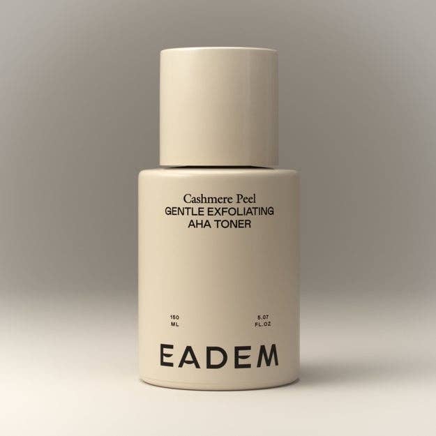 Botol EADEM Cashmere Peel AHA Toner dengan latar belakang polos