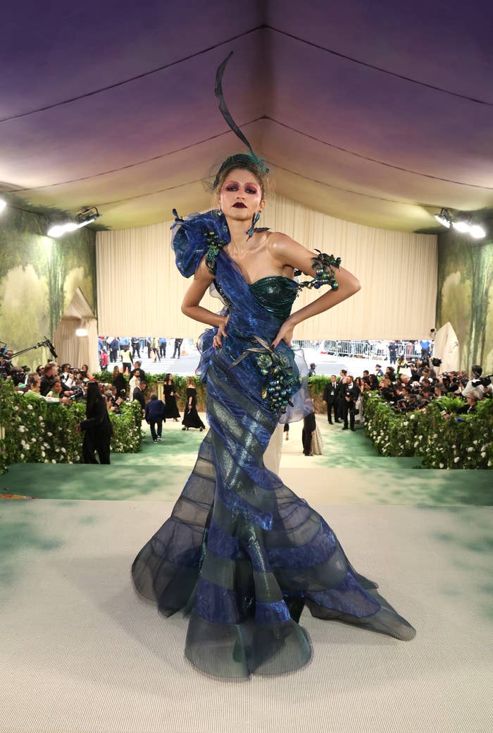 Mujer en traje de gala con detalles que evocan la naturaleza en evento de alfombra roja