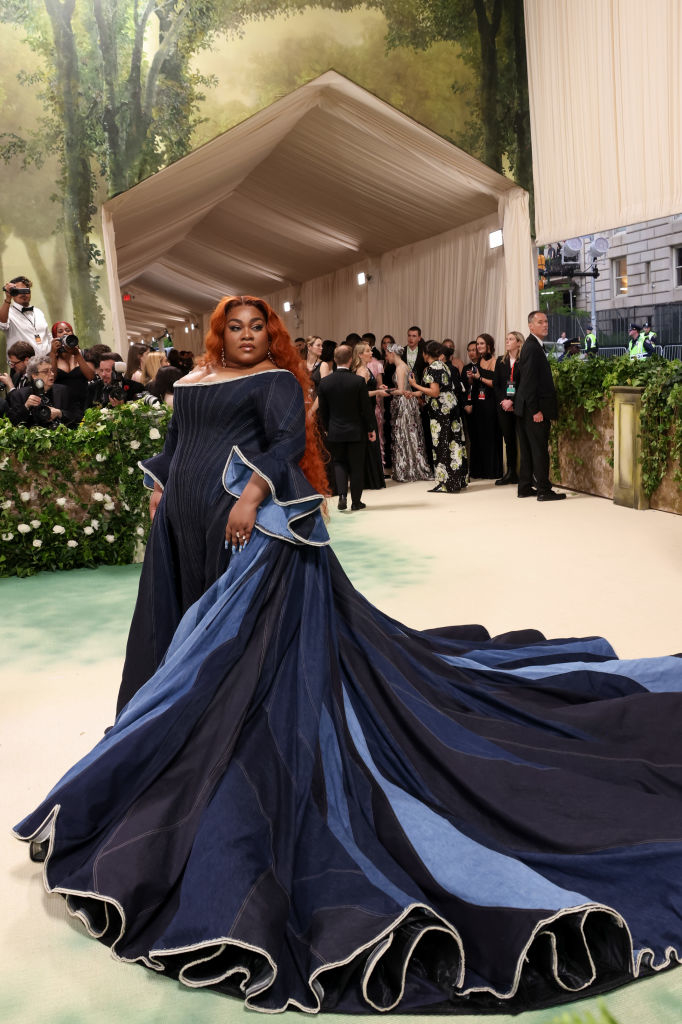 Da&#x27;Vine in a flowing gown with a voluminous train at a gala event