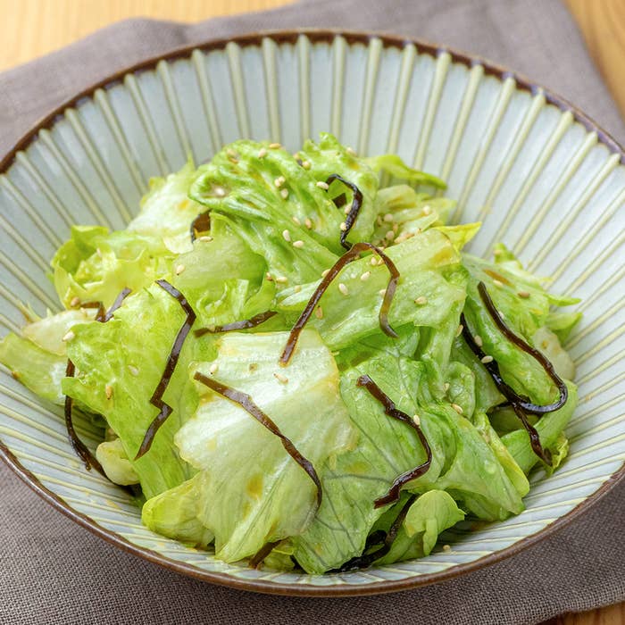 レタスと塩昆布の和え物が盛られたお皿。
