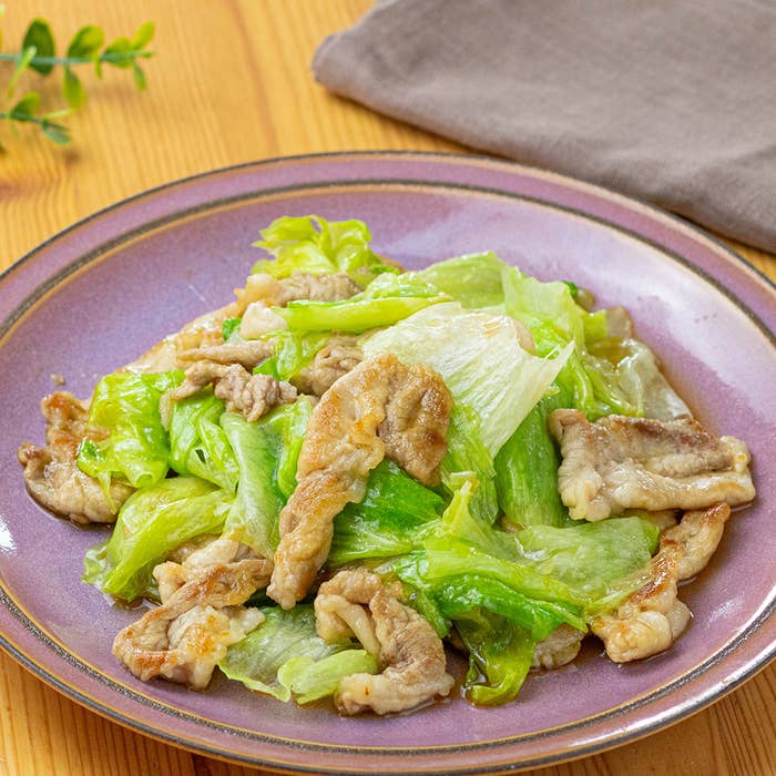 皿の上に炒めた豚肉とレタスが盛られている。