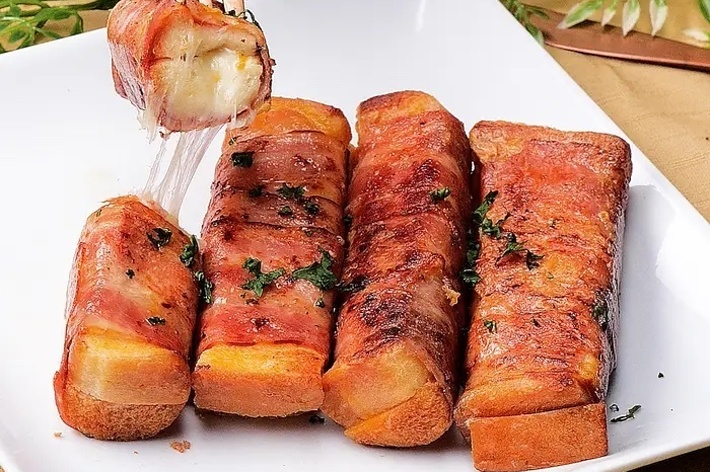 ベーコンで巻かれたチーズの入ったポテトが皿に盛られている。