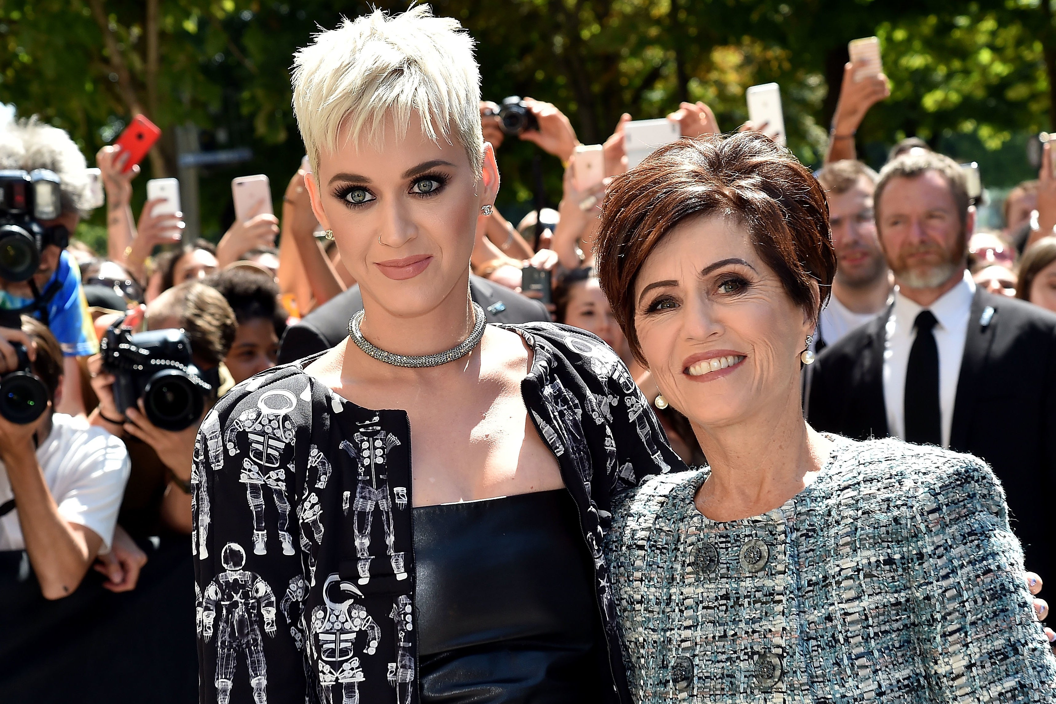 Katy Perry Just Shared The Text Conversation She Had With Her Mom After An AI-Generated Image Of Her At This Year’s Met Gala Went Viral