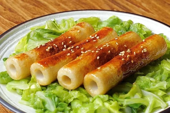 キャベツの上に盛られた揚げ春巻き。