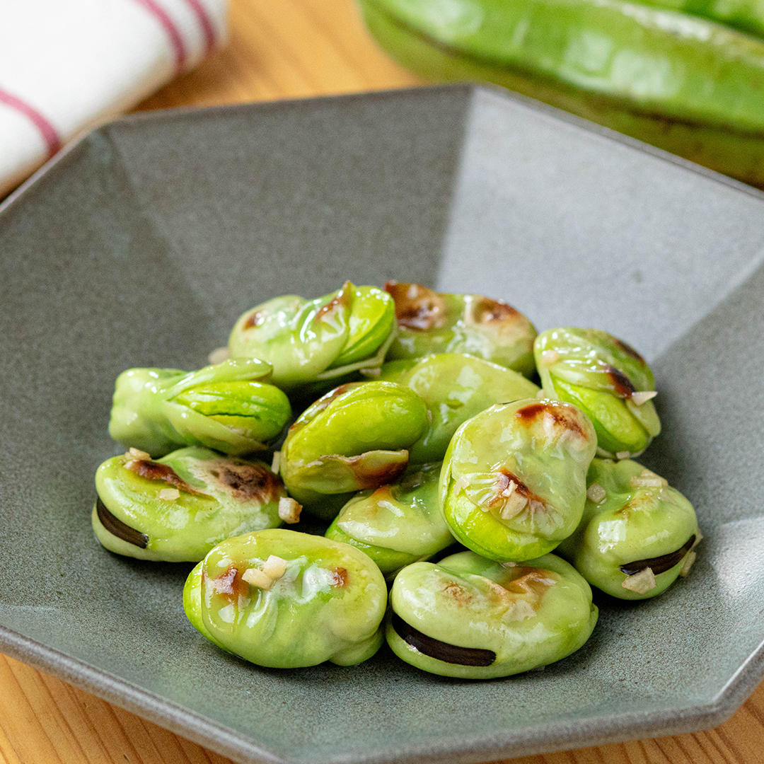 皿に盛られたにんにく風味の焼きそら豆。