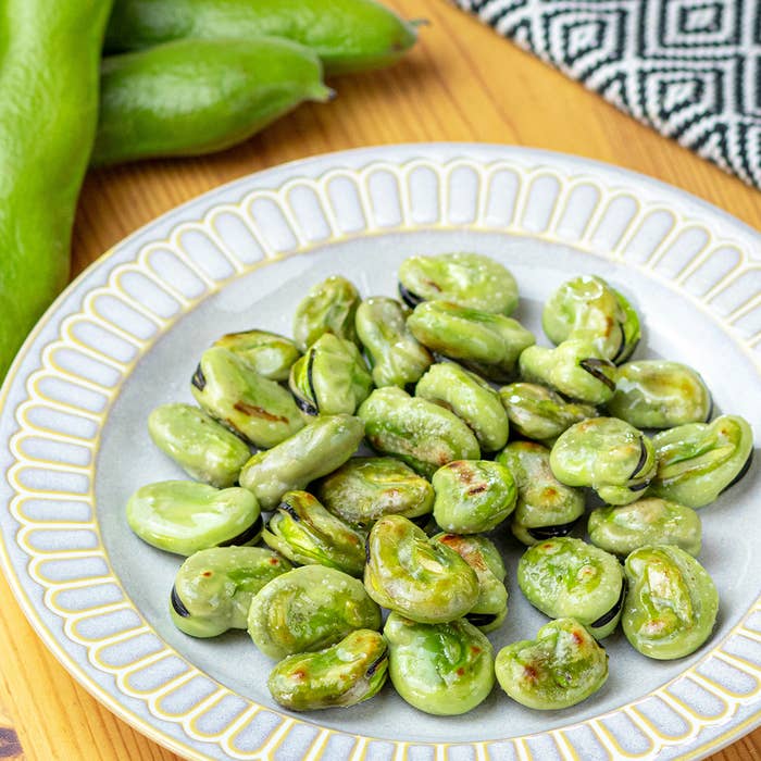 皿に盛られたグリルしたそら豆。