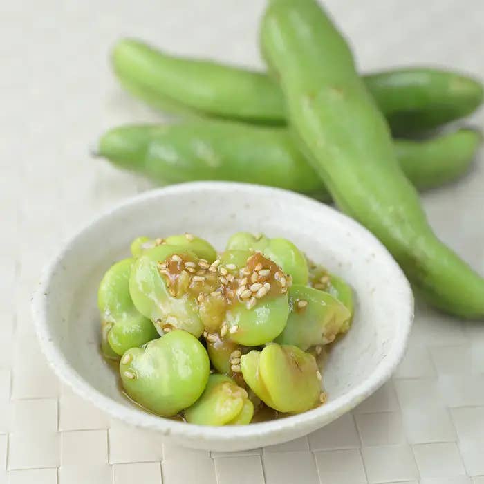 お皿に盛られたそら豆の梅肉和え。