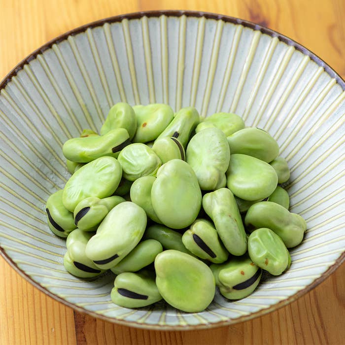 和風の器に入ったソラマメです。