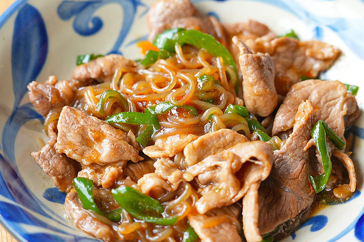 皿に盛られた野菜と肉の炒め物です。