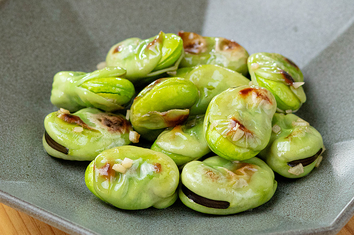 焼いたソラマメが皿に盛られている。