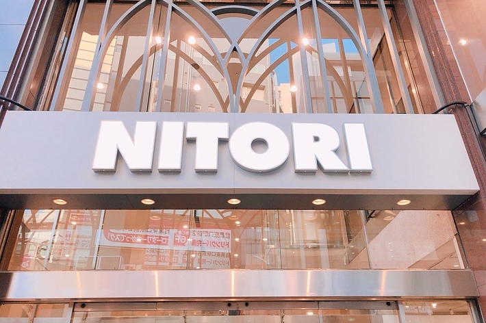 「ニトリ」の看板がついた店舗の入り口。