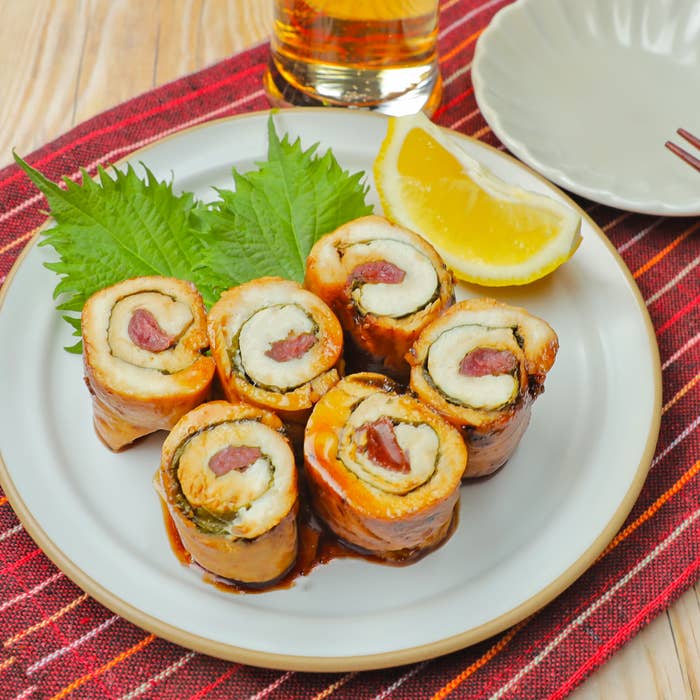 皿の上の鶏ささみ、横にレモンスライスとグラス