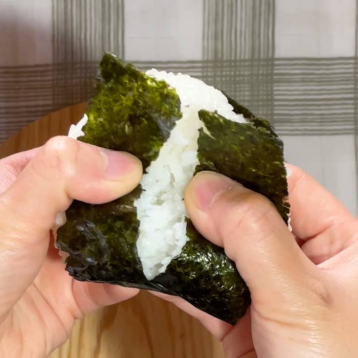 手で持っているおにぎり