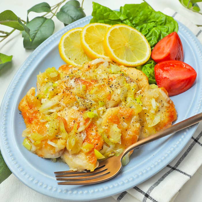 鶏肉とレモンスライスが添えられた皿