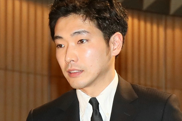 柄本佑、“兄”とのツーショットに大反響「本当に素敵な方」「兄弟愛が心に染みました」抱きしめる姿が話題に