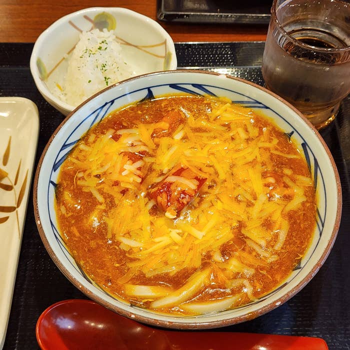 丸亀製麺のおすすめフード「とろける3種のチーズトマたまカレーうどん」