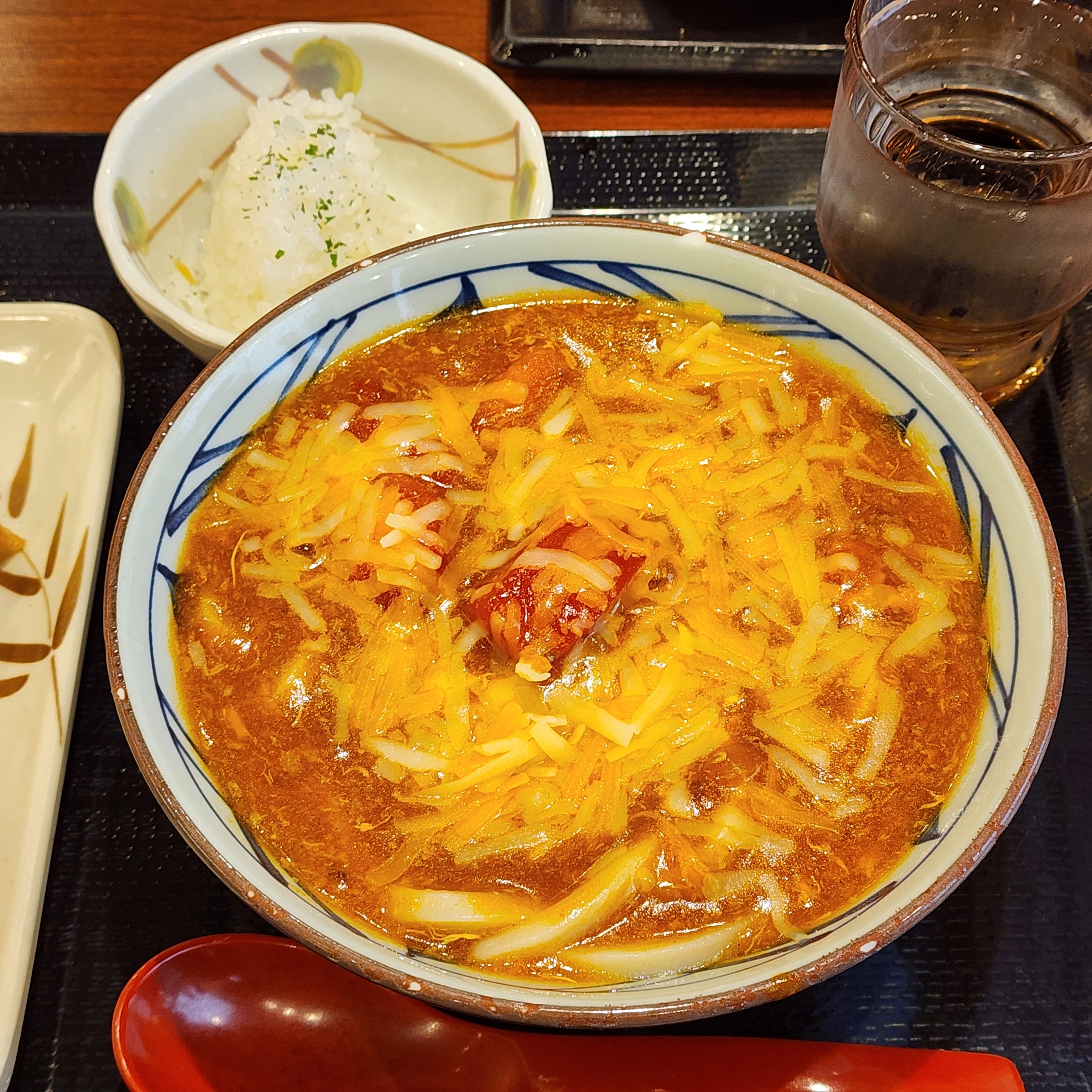 丸亀製麺のおすすめフード「とろける3種のチーズトマたまカレーうどん」