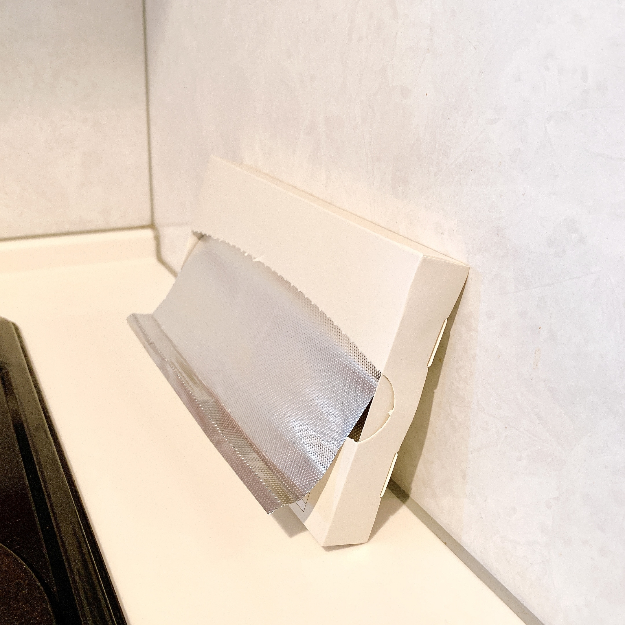 3COINS(スリーコインズ)のおすすめのキッチングッズ「ティッシュ式アルミホイルシート(60枚入り)/KITINTO」