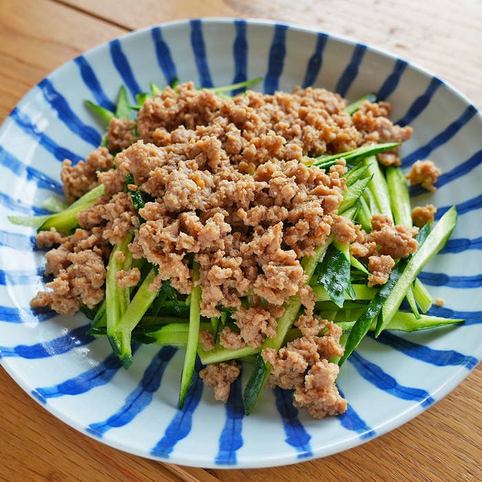 皿に盛られたひき肉ときゅうりの料理。