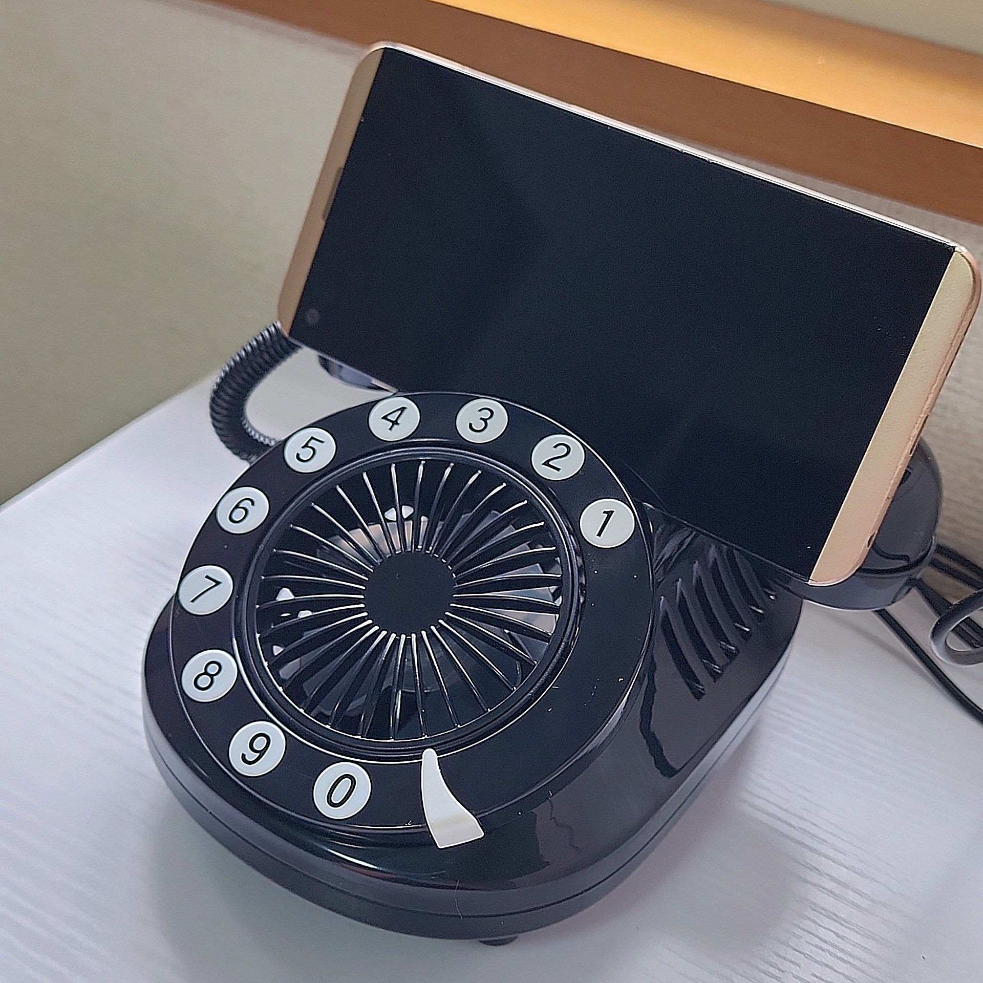 ダイソーのオススメのグッズ「黒電話型扇風機（USB式）」