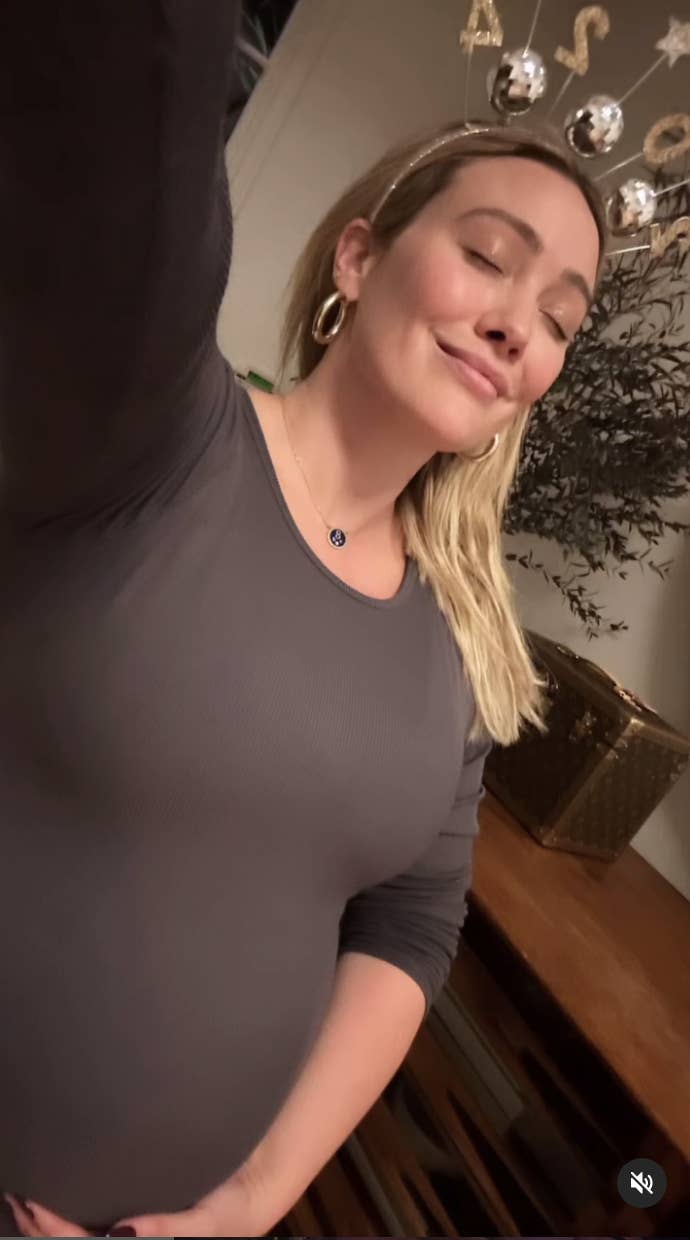 Closeup of pregnant Hilary Duff