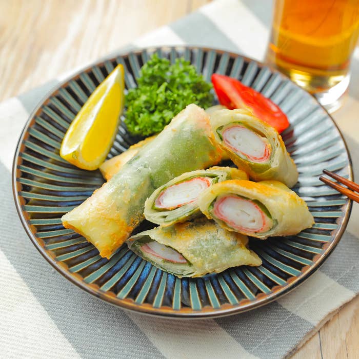 皿に盛られた春巻き、添えられたレモンとパセリ