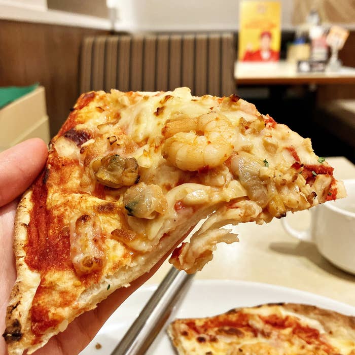 ガストのおすすめピザ「魚介たっぷりシーフードピザ」