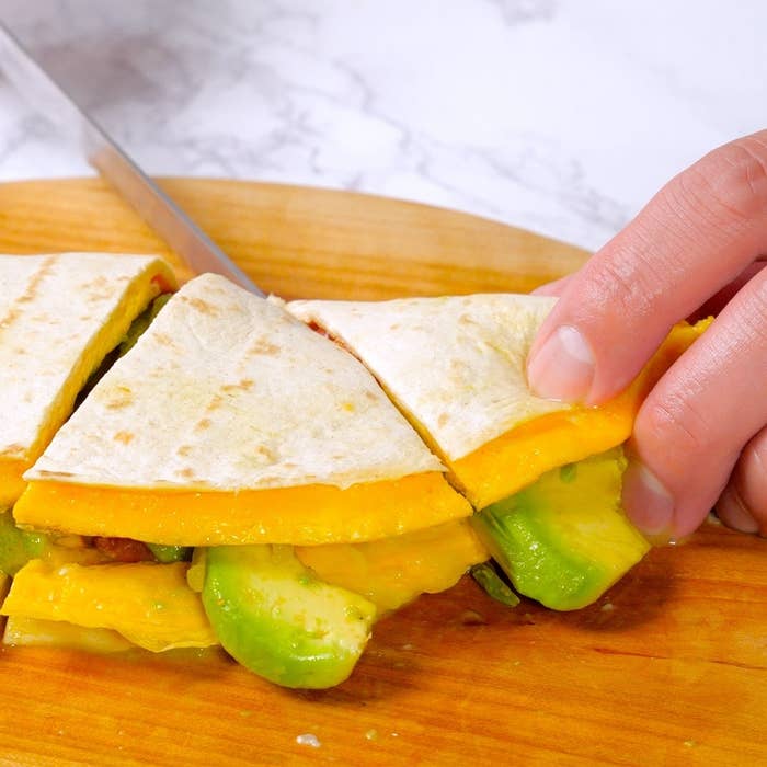 トマトチーズトルティーヤをカットしているところ