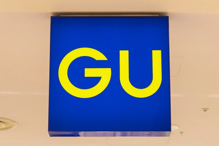 天井に取り付けられた「GU」と書かれたブランドの看板。