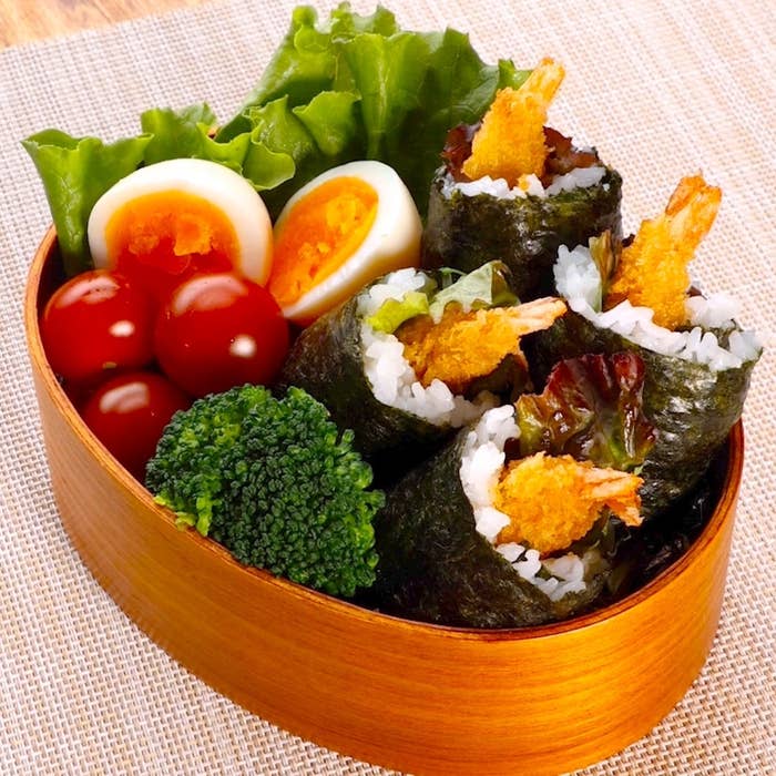 天むす風おにぎりと野菜、ゆで卵が入ったお弁当