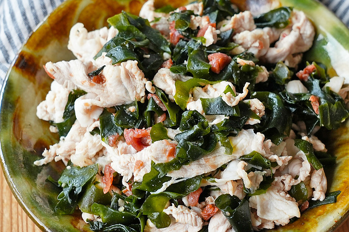 皿に盛られた鶏肉と野菜の料理。