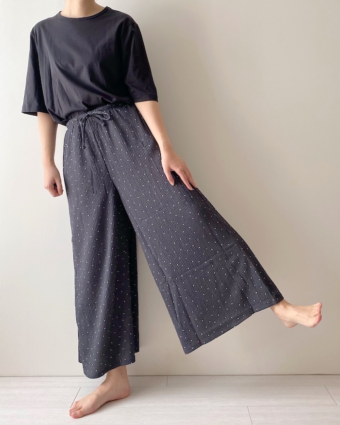 GU（ジーユー）のおすすめファッションアイテム「ラウンジフレアパンツ（ドット）+E」のコーディネート