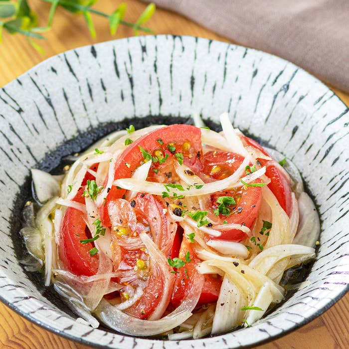 トマトとオニオンのサラダが盛り付けられた皿。