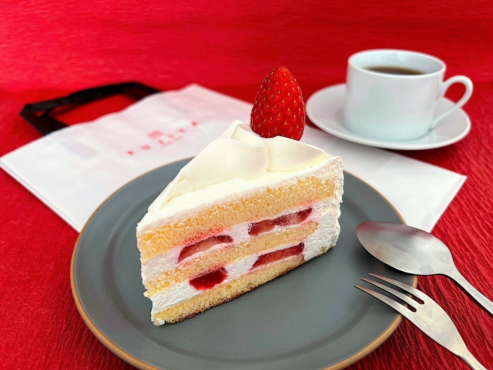 不二家の定番スイーツ「プレミアムショートケーキ(国産苺)」